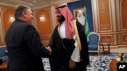Državni sekretar SAD, Mike Pompeo, rukuje se sa saudijskim princom Mohammadom bin Salmanom u Rijadu, Saudijska Arabija, 16. oktobra 2018.