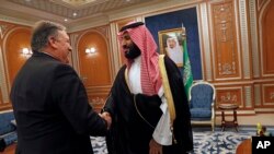 언론인 피살 의혹과 관련해 사우디아라비아를 방문한 마이크 폼페오 미국 국무장관이 16일 리야드에서 모하마드 알사우드 빈살만 왕세자와 회담했다.