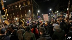Para demonstran menentang kehadiran editor 'Breitbart News' Milo Yiannopoulos di kampus Universitas California, Berkeley, 1 Februari lalu (foto: dok).