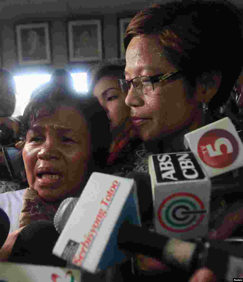 Julita Laude (left), mother of slain transgender, Jennifer Laude, gives a statement upon her arrival at court to testify in the preliminary investigation into Jennifer&#39;s death at the Justice Hall in Olongapo City, north of Manila, Oct. 21, 2014. 