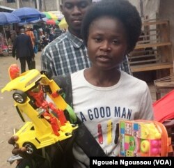 Luce Ngangoue avec des jouets destinés aux enfants du Pool, au Congo-Brazzavile, le 22 décembre 2017. (VOA/Ngouela Ngoussou)