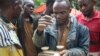 Des creuseurs artisanaux dans une mine d'or au Nord-Kivu, RDC, 21 avril 2015. (VOA/Charly Kasereka)