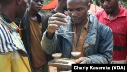 Des creuseurs artisanaux dans une mine d'or au Nord-Kivu, RDC, 21 avril 2015. 