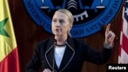 Menlu AS Hillary Clinton berbicara di universitas Cheikh Anta Diop di Dakar, Senegal hari Rabu (1/8). 