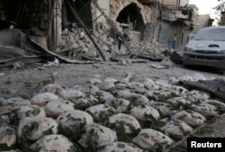 ກ້ອນເຂົ້າຈີ່ ຢາຍເປນແຖວ ຫຼັງຈາກໂຮງງານເຮັດເຂົ້າຈີ່ ໄດ້ຮັບຄວາມເສຍ ຈາກການໂຈມຕີທາງອາກາດ ທີ່ຄຸ້ມ Bab al-Maqam ໃນເມືອງ Aleppo