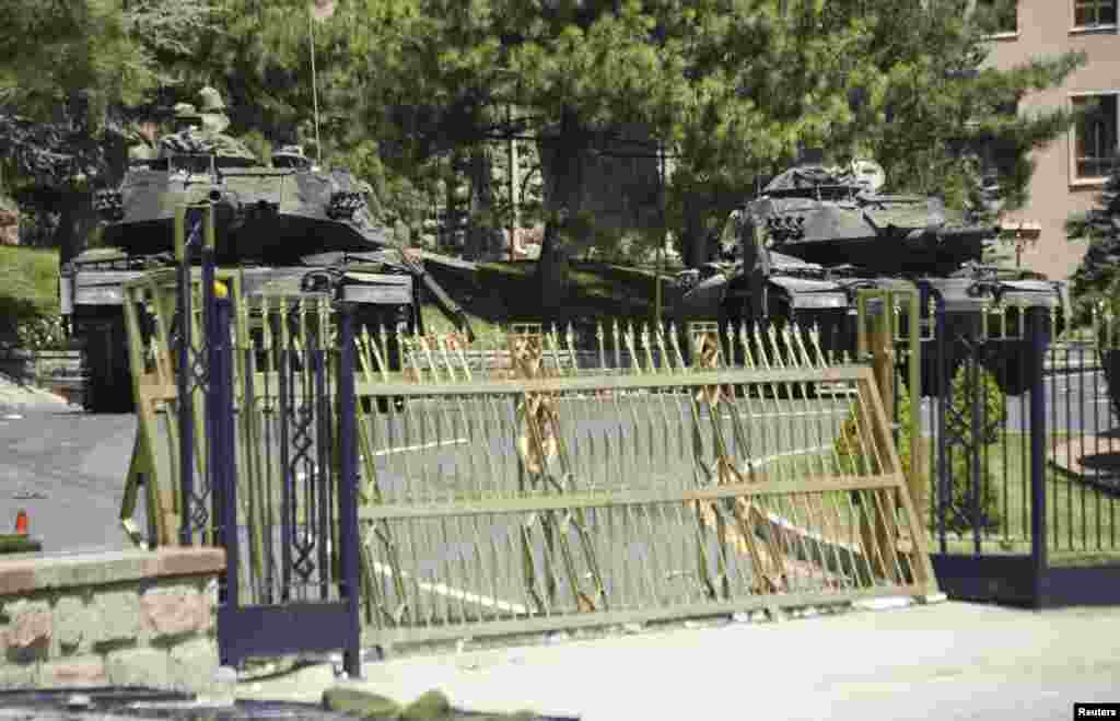 Tank-tank di depan kantor kepala staf militer Turki di Ankara (17/7). (Reuters/Tumay Berkin)