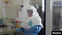 Một chuyên viên kiểm tra mẫu vi-rút Ebola tại trung tâm nghiên cứu vi-rút Uganda ở Entebbe, 17/5/2011