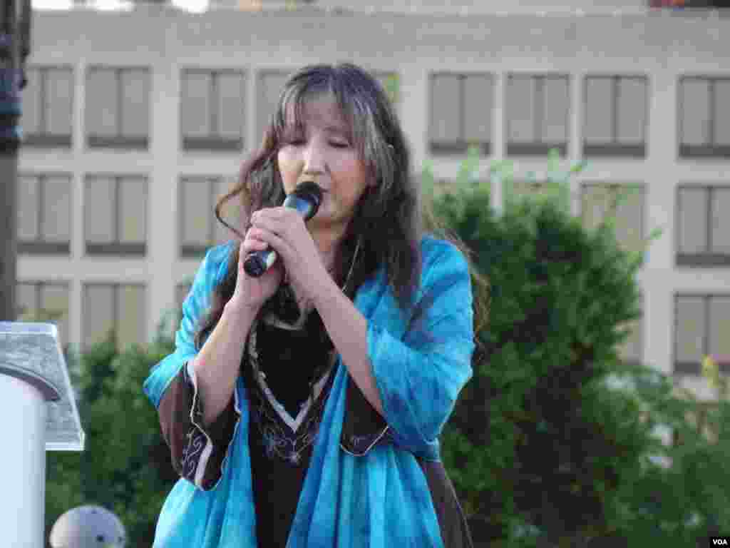 Remember June Fourth memorial concert sung by Diva Damian Yumei, Washington, DC, June 1, 2014. (Zhi Yuan/VOA)