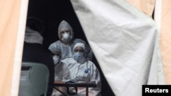 Medicinsko osoblje u šatoru podignutom za zaražene od koronavirusa u Prištini
