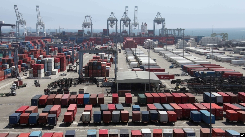 资料照片：美国加利福尼亚州长滩港的进口集装箱正在卸货（2009年8月12日）(photo:VOA)