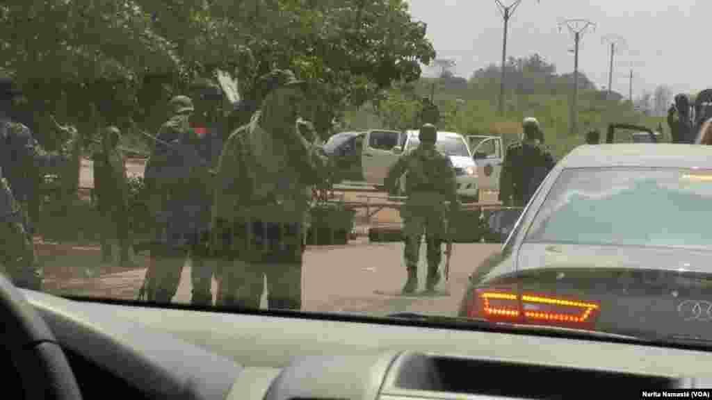 Les mutins ont investi les rues de Yamoussoukro, en Côte d'Ivoire, le 17 janvier 2017. (VOA/Yvon Coulibaly)