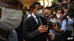 Cựu lãnh đạo CNRP Kem Sokha trả lời các phóng viên trước khi rời nhà đến Tòa án Phnom Penh vào ngày 19/1/2022.