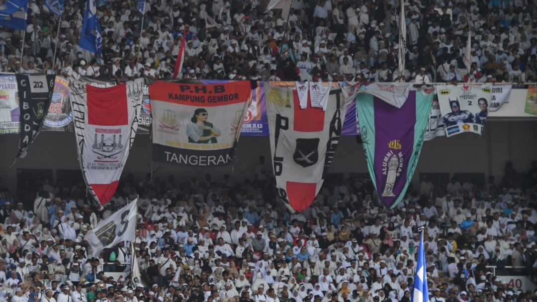 Kapasitas kursi penonton Stadion Gelora Bung Karno mencapai 77.193 orang.