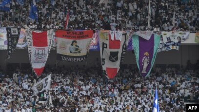 Kapasitas kursi penonton Stadion Gelora Bung Karno mencapai 77.193 orang.