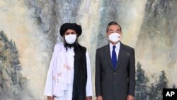 Ngoại trưởng Trung Quốc Vương Nghị (phải) và người đồng sáng lập Taliban Mullah Abdul Ghani Baradar tại một cuộc gặp ở Thiên Tân ngày 28/7.