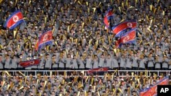 지난 2017년 4월 평양에서 열린 남북한 여자축구 경기에서 북한 응원단이 단체 응원을 펼쳤다.