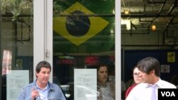 Los secretarios electoral dispuestos por el consulado brasileño en Washington, ayudaban a los votantes.