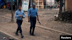 ARCHIVES - Des policiers patrouillent le long d'une route à Addis-Abeba, en Éthiopie, le 21 février 2018. 