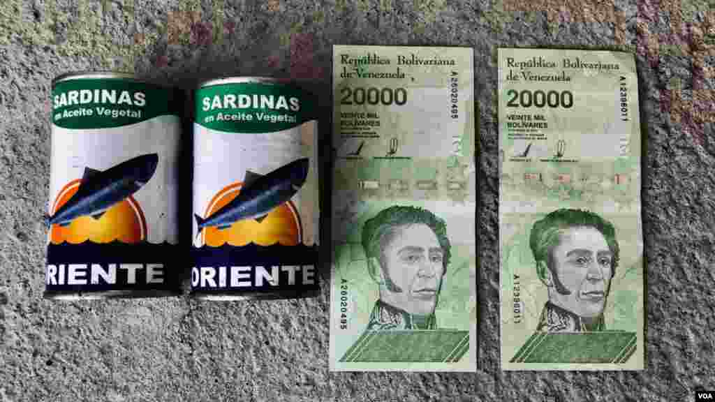 Este cálculo se deriva de la división entre el ingreso mínimo estipulado en la ley venezolana, que es de 40 mil bolívares, y la cotización oficial de dólar para la fecha mencionada (20.400 bolívares por dólar).