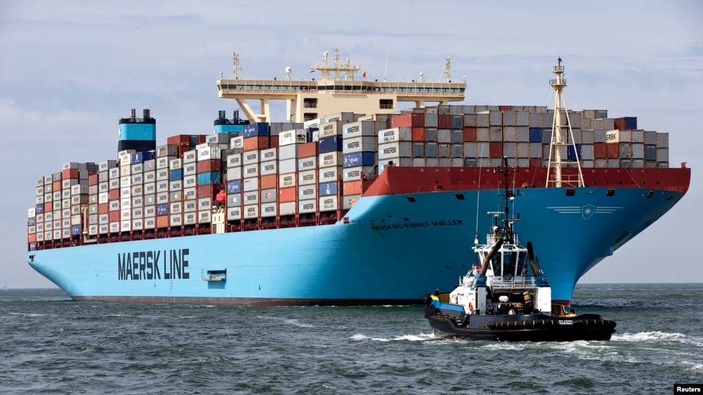 资料照片：马士基公司所属世界上最大的集装箱货轮抵达荷兰鹿特丹港（2013年8月16日）(photo:VOA)