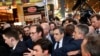 France: Fillon repart en campagne malgré sa prochaine inculpation