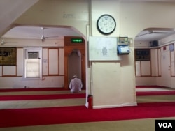 Seorang pria shalat di Masjid Jami al-Furqan, Ozone Park, New York.