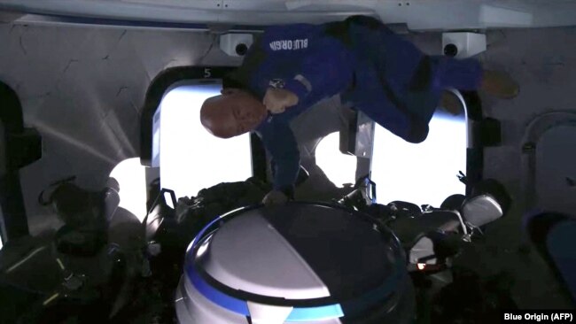 Tỷ phú Jeff Bezos trong phi thuyền Blue Origin hôm 20/7. (AFP PHOTO / Blue Origin)