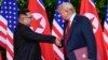 Kim Jong Un et Donald Trump, se serrent la main à l'issue de leurs entretiens à la station balnéaire de Capella, sur l'île de Sentosa, mardi 12 juin 2018 à Singapour. (AP Photo / Susan Walsh, Pool)