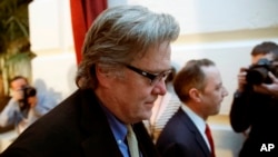 También está en la lista Steve Bannon, el jefe de estrategia del presidente Trump, que el año pasado ganó entre 1,3 y 2,3 millones de dólares y tiene activos valorados entre los 3,3 y los 12,6 millones.