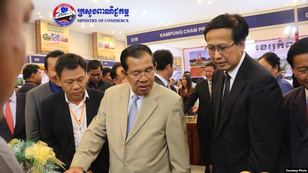 Prime Minister Hun Sen, center, and Commerce Minister Pan Sorasak, right, are pictured together at a trade expo, Phnom Penh, Cambodia, December 15, 2017. (Photo courtesy of Ministry of Commerce)