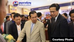 Prime Minister Hun Sen, center, and Commerce Minister Pan Sorasak, right, are pictured together at a trade expo, Phnom Penh, Cambodia, December 15, 2017. (Photo courtesy of Ministry of Commerce)