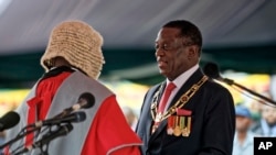 Emmerson Mnangagwa, à droite, investi comme président du Zimbabwe, Harare, 24 novembre 2017.
