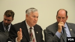 សមាជិក​សភា​លោក Dana Rohrabacher សមាជិក​សភា​នៃ​គណបក្ស​សាធារណរដ្ឋ​មក​ពី​រដ្ឋ California ថ្លែង​នៅ​ឯ​សវនាការ​សាធារណៈ​មួយរបស់​អនុ​គណៈកម្មការ​ទទួល​បន្ទុក​តំបន់​អាស៊ីប៉ាស៊ីហ្វិក​នៃ​គណៈកម្មការការ​បរទេស​របស់​សភាជាតិ​អាមេរិក​ស្តីអំពី​ «ការ​ធា្លក់​ចុះរបស់​កម្ពុជា​៖ ​គោល​នយោបាយ​ដើម្បី​គាំទ្រ​លទ្ធិប្រជាធិបតេយ្យ ​និង​សិទ្ធិមនុស្ស‍»​ ​នៅ​ថ្ងៃ​អង្គារ ទី១២ ខែ​ធ្នូ ឆ្នាំ២០១៧​ អាគារ Rayburn ក្នុង​វិមាន Capitol ក្នុង​រដ្ឋធានី​វ៉ាស៊ីនតោន។ (ស្រេង លក្ខិណា/VOA)