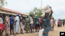 Une femme sud-soudanaise porte un sac de nourriture à Juba, Soudan du Sud, le 19 avril 2017.