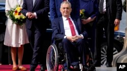 資料照片：捷克共和國總統澤曼在布拉格城堡參加一次官方儀式。 (2021年8月26日)