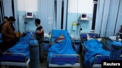 کابل کے ایک اسپتال میں کار بم دھماکے میں زخمی ہونے والوں کا علاج کیا جا رہا ہے۔ 14 جنوری 2019