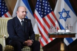 Perdana Menteri Israel Naftali Bennett bertemu dengan Menteri Luar Negeri Antony Blinken di Hotel Willard di Washington, Rabu, 25 Agustus 2021. (Olivier Douliery via AP)