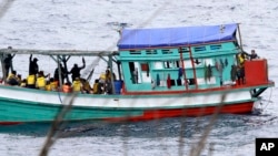 Fishing boat carrying Vietnamese asylum seekers nears shore of Australia's Christmas Island, April 14, 2013. (file photo)