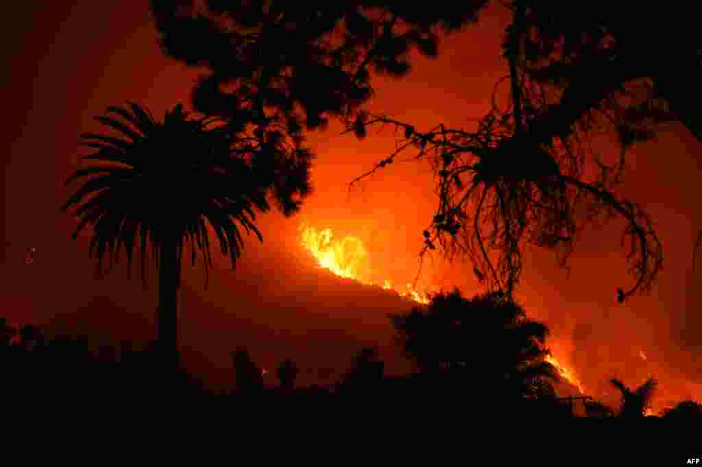 تصویری از شعله های آتش ناشی از آتش سوزی های گسترده در ایالت کالیفرنیا
