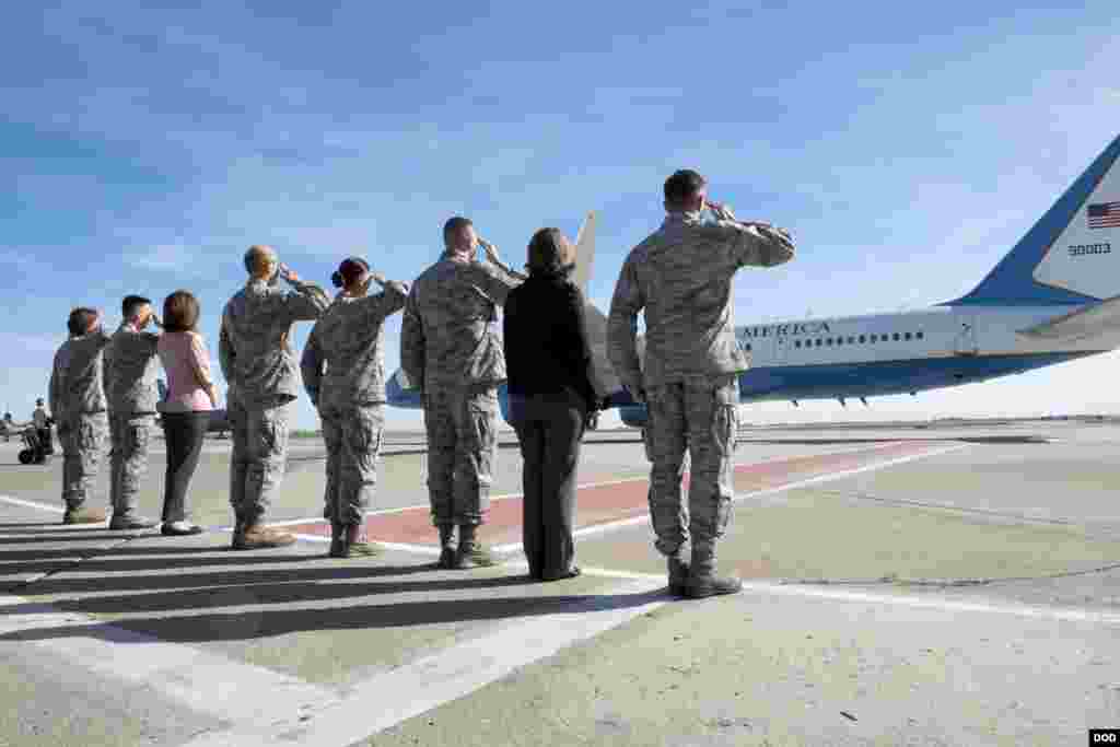邓福德上将2018年2月1日离开加州一个美军空军基地前往亚太访问，基地领导人敬礼。（美国国防部）
