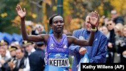 Mary Keitany akivuka utepe wa kumaliza mbiyo za New York 2015