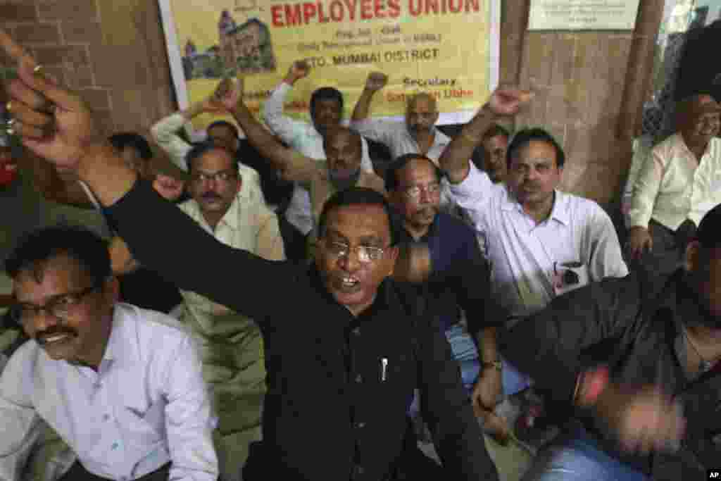 Employees of India&#39;s state-run telecommunications company protest the shutting down of the telegram service at the central telegraph office in Mumbai, July 14, 2013. 