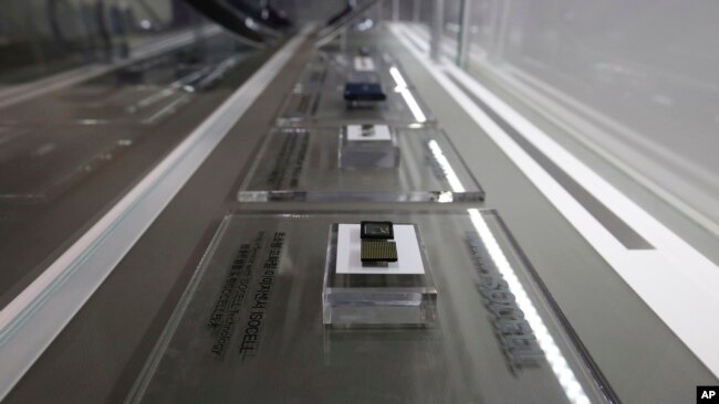 资料照：韩国首尔的三星专卖店里展示的存储芯片。（2018年1月31日）

