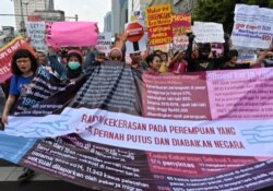 Para peserta pawai Hari Perempuan Internasional di Jakarta, 8 Maret 2020. (Foto: AFP)