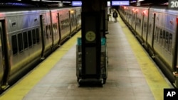 Seorang penumpang di peron kereta di Grand Central Terminal, New York, 29 April 2020. 