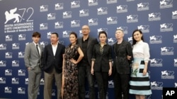在威尼斯电影节，影片《老炮儿》(Mr. Six) 主创人员亮相。左起：李易峰、刘桦、梁静、管虎、许晴、冯小刚、尚语贤（2015年9月12日）。