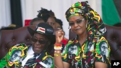 Zimbabwean first lady Grace Mugabe, right, is seen with her husband, President Robert Mugabe at a rally in Gweru, Zimbabwe, Sept, 1, 2017. 