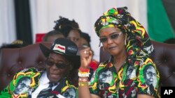 Grace Mugabe ari kumwe na Perezida Robert Mugabe.