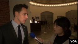 美国联邦参议员霍利（Sen. Josh Hawley, R-MO）2019月年11月18日接受美国之音采访。