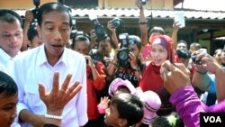 Jokowi dalam kunjungan di perguruan Taman Siswa, Yogyakarta, Sabtu 3 Mei 2014, dielu-elukan oleh para siswa, guru dan sejumlah orangtua siswa (VOA/Munarsih)